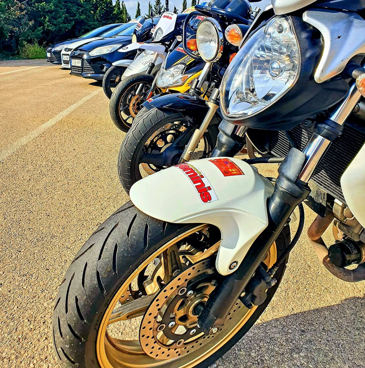 Flota de motos y coches de Autoescuela Géminis
